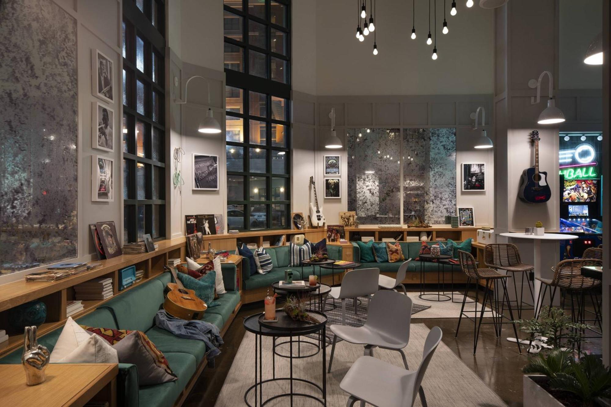 Отель Moxy Memphis Downtown Экстерьер фото